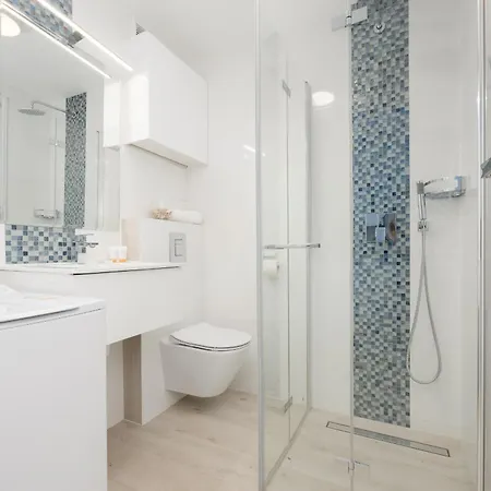 Elegant In The Centre Of By Renters Daire