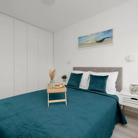 Elegant In The Centre Of By Renters Apartman